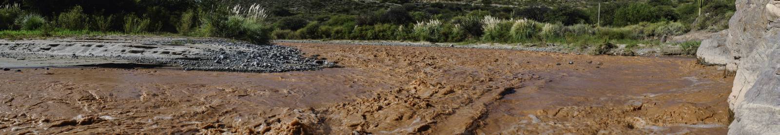 photo panoramique d'argentine: rio calchaqui
